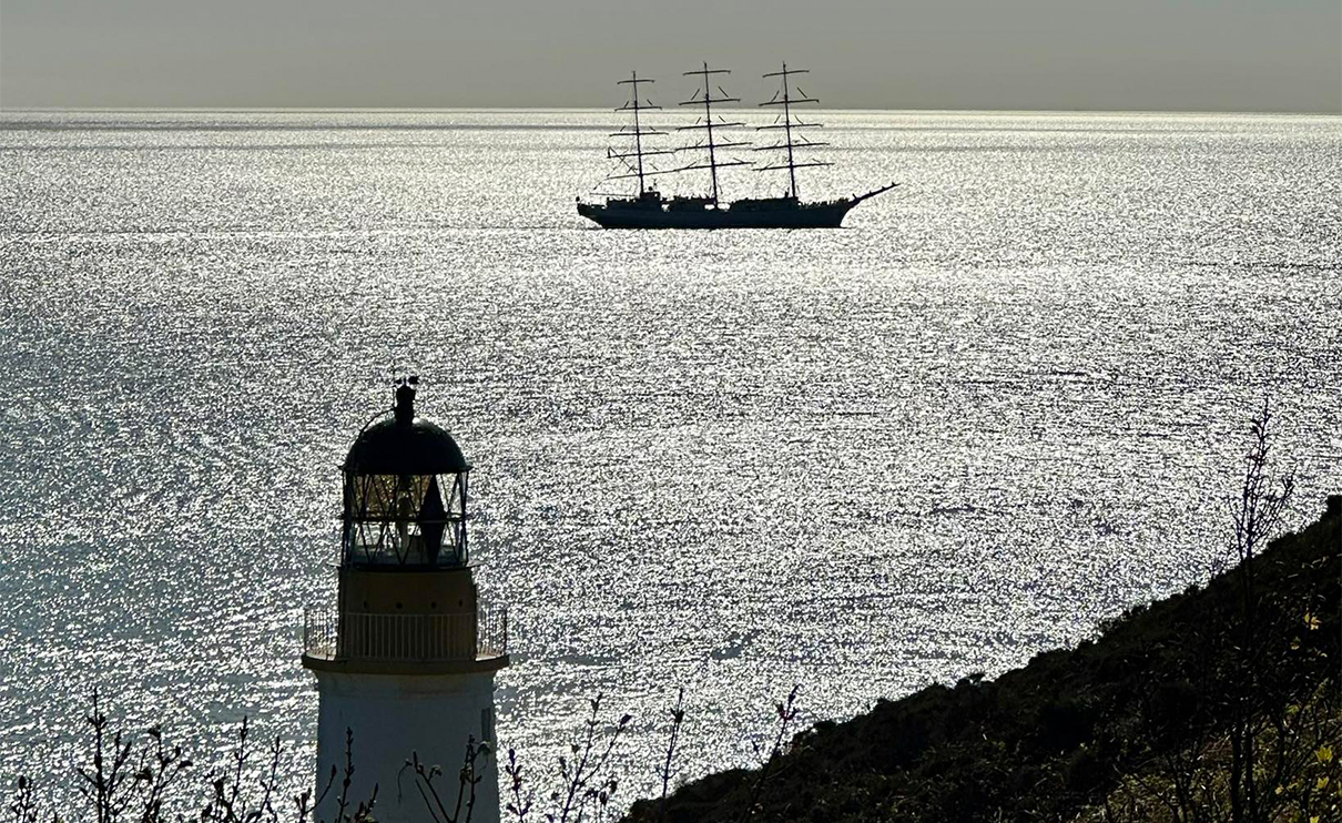 On 27 April, the Dar Młodzieży left port in Douglas and set a heading for Cadiz in Spain.