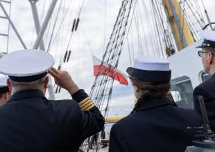 Raising the flag on Polish Flag Day on board the Dar Młodzieży. Photo: Adrian Dopke